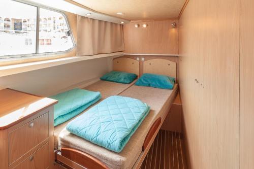a small room with two beds in the back of a boat at Pénichettes itinérantes sans permis - Locaboat in Lattes