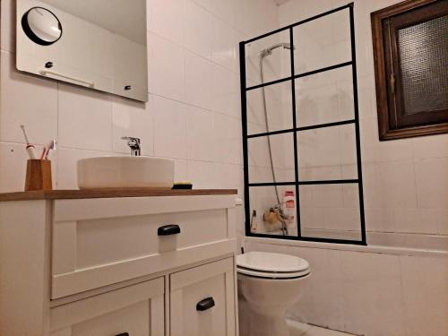 Et badeværelse på Vera Shore 4 persons 2 pools and beach 200 m