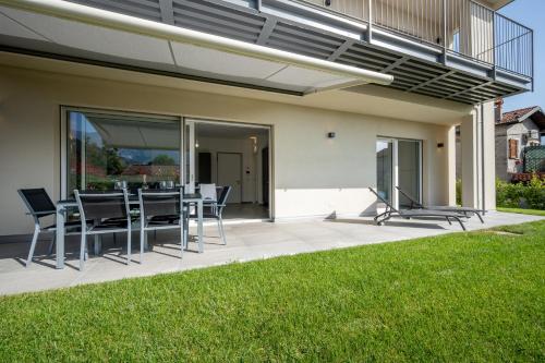 een patio met een tafel en stoelen erop bij Casa Marianna in Gravedona