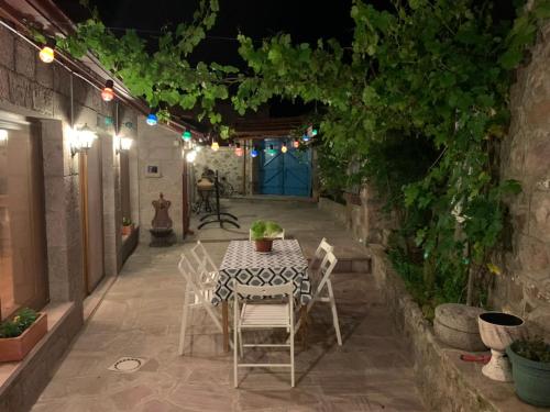 una mesa y sillas en un patio por la noche en Olive Ranch Guest House, 