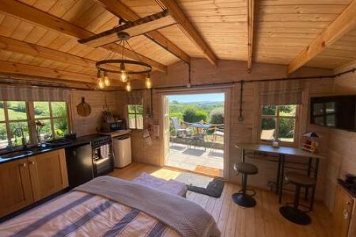 Driftwood Retreat with Hot tub