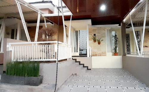budynek ze schodami i roślinami na podłodze w obiekcie Villa Yanti F7 Permata Garden w mieście Karangploso