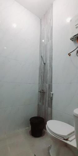 łazienka z toaletą i kabiną prysznicową w obiekcie Villa Yanti F7 Permata Garden w mieście Karangploso