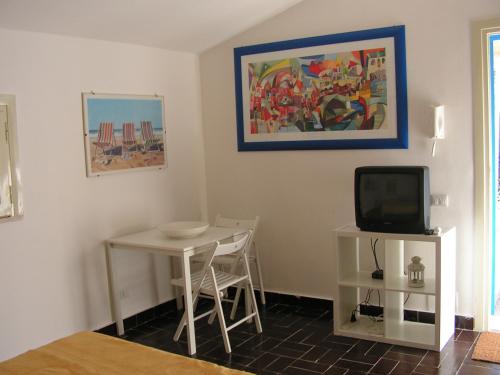 En tv och/eller ett underhållningssystem på Appartamento In Villa Al Mare - Baia di Arcile