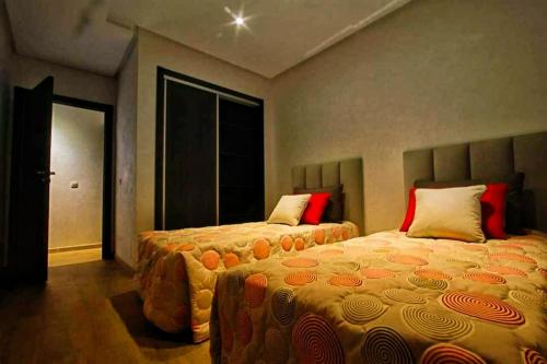 een slaapkamer met 2 bedden en een raam bij Appartement Deux chambres résidence Privée in Marrakesh