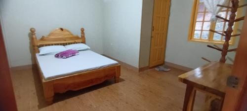 sypialnia z łóżkiem z kapeluszem w obiekcie Azaeleas Lodging House w mieście Sagada