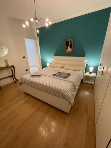 sypialnia z łóżkiem i zieloną ścianą w obiekcie Garden Love Venice w Mestre