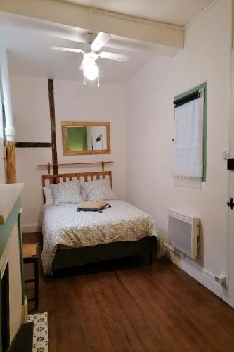 Ένα ή περισσότερα κρεβάτια σε δωμάτιο στο Le grand Houx