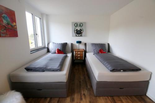 1 Schlafzimmer mit 2 Betten und einem Fenster in der Unterkunft Purer Genuss - 110qm in Owingen