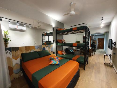 Habitación con cama y literas. en Apartamento Studio completo Copacabana 1 quadra da praia com garagem, en Río de Janeiro