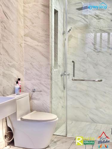 Ένα μπάνιο στο Imperio Residence By Heystay Management