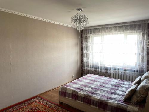 Ein Bett oder Betten in einem Zimmer der Unterkunft Квартира
