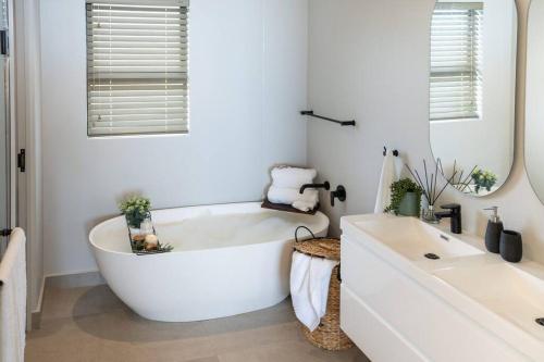 Koupelna v ubytování 180° Luxury Ocean Suites - #304