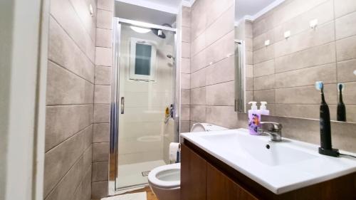 La salle de bains est pourvue d'un lavabo et d'une douche. dans l'établissement Exclusive Guest Room Experience in Cozy & Modern Apartment - No other guests, à Valence