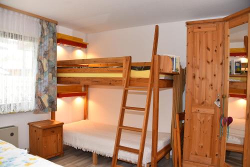 een slaapkamer met 2 stapelbedden en een ladder bij Bantles Parterre Ferienwohnung in Bingen