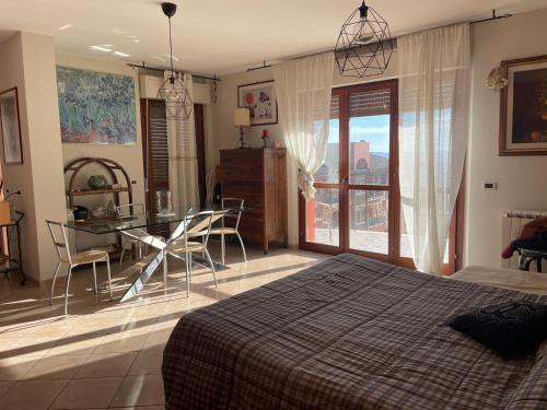 1 dormitorio con 1 cama y 1 mesa con sillas en Casavacanze Valleverde a Mosciano Sant'Angelo en Mosciano SantʼAngelo