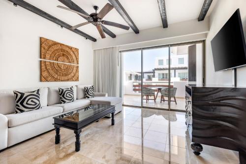 a living room with a couch and a tv at Hilton Vacation Club Cabo Azul Los Cabos in San José del Cabo