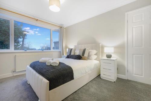 Un dormitorio con una cama grande y una ventana en Stylish & Relaxing Retreat in Normanby, Sleeps 4, en Middlesbrough
