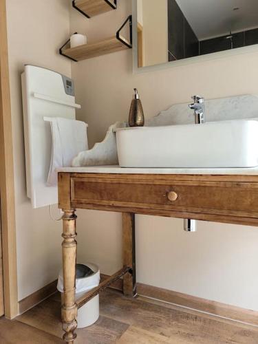 une salle de bain avec un lavabo et un miroir dans l'établissement GITE **** LE GEVOT- 10 à 14 personnes, à Orchamps
