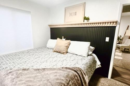 1 dormitorio con 1 cama con cabecero negro en OSU Retro Cottage Retreat in PNW, en Corvallis