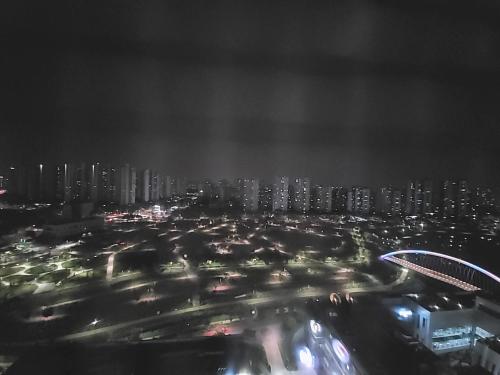 a view of a parking lot at night at Secret - 고층호수공원뷰,나만의영화관,미사역2분,120인치스크린,넷플,디즈니플러스,장기숙박추천 in Hanam