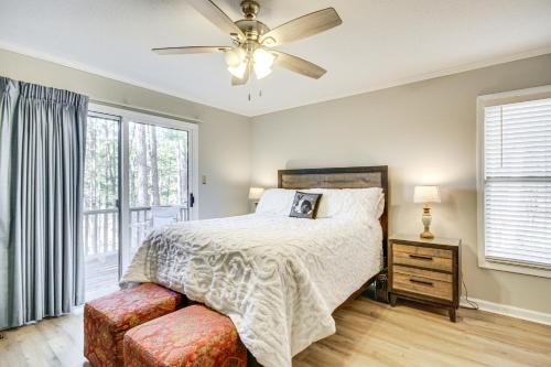 Ένα ή περισσότερα κρεβάτια σε δωμάτιο στο Modern McCormick Townhome on Lake Thurmond!