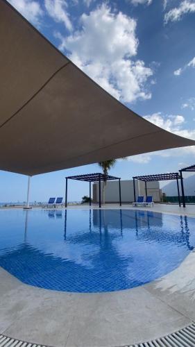 Piscina a Sifah Beach Cottage o a prop