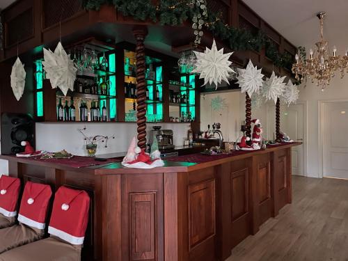 una cocina con un bar con adornos navideños en Ataraxia-Gledy, en Łukta