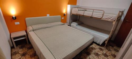 Residence Holiday في بيلاريا-إيجيا مارينا: غرفة صغيرة بها سريرين بطابقين