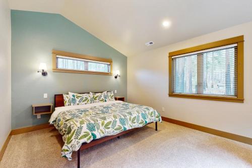 1 dormitorio con 1 cama y 2 ventanas en The McKenzie River House, en Vida