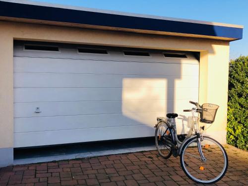 a bike parked in front of a garage at Ferienwohnung Südpfalz mit Fernblick in Böchingen