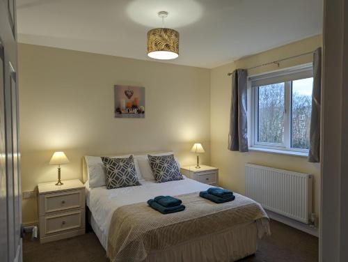 sypialnia z 2 łóżkami i oknem w obiekcie Orchard House w Scarborough