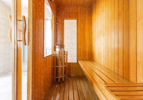 an empty sauna with a wooden floor and a window at Hotel Vizcaya Plaza in Barrancabermeja