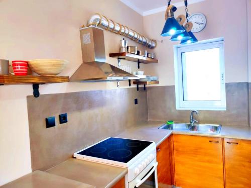 Kitchen o kitchenette sa Golden Sky 1 Apartment by Daniela