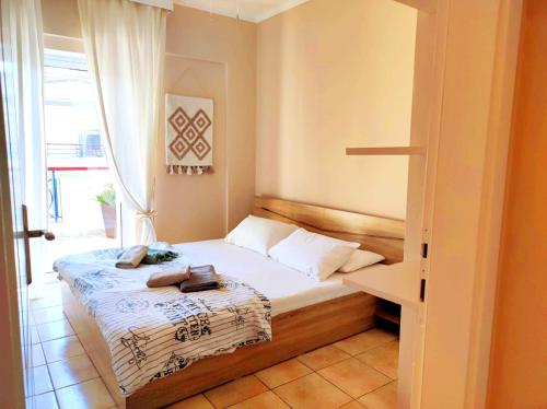 een kleine slaapkamer met een bed in een kamer bij Golden Sky 1 Apartment by Daniela in Perea
