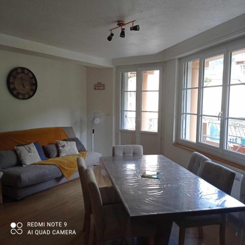 un salon avec une table et un canapé dans l'établissement Évasion à Luz, à Luz-Saint-Sauveur