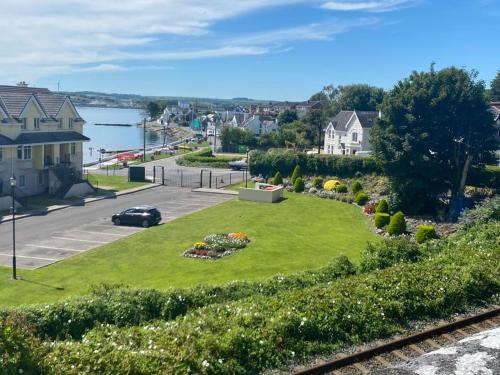 ein Park mit grünem Rasen in einem Wohngebiet in der Unterkunft Oakhurst Guesthouse in Cobh