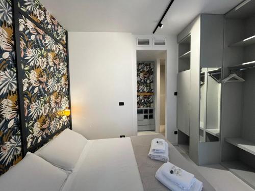 een kamer met een wit bed en een kast bij New Vite Apartment in Rome