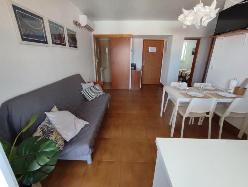 een woonkamer met een bank en een tafel bij Apartments Filippi in Korčula