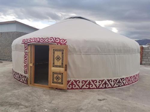 una grande tenda a cupola con una porta al centro di Omar’s place a Ölgiy