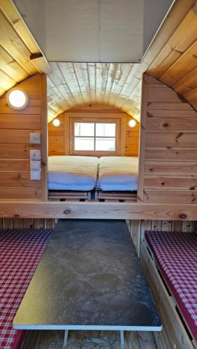 een kleine kamer met 2 bedden in een hut bij Tiny House mit Wohnfass in Diez