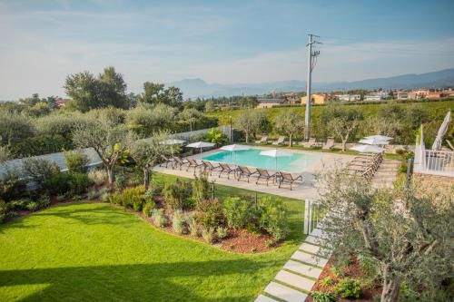 an overhead view of a garden with a swimming pool at Re Ottone Rooms in Lazise