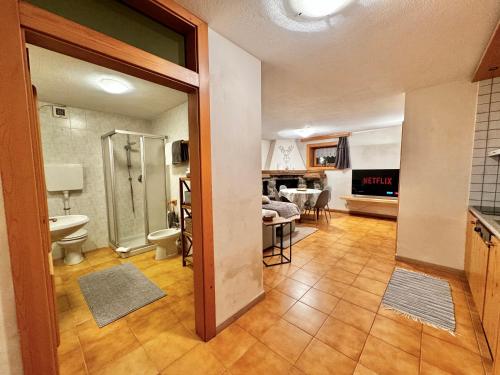 Habitación con baño con ducha y aseo. en Bait da Diego en Livigno