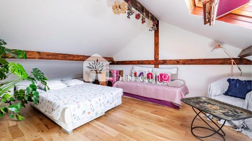 Un dormitorio con dos camas y una mesa. en Master and kids bdrs separated from rest of the house, en París