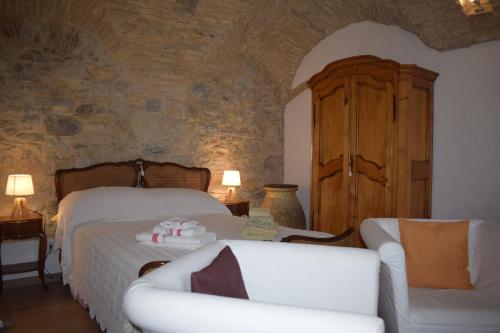 インペリアにあるIl Giardino di Gio'のベッドルーム1室(ベッド1台、ソファ、椅子付)