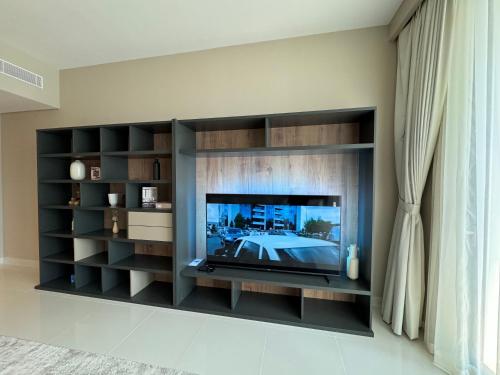 TV a/nebo společenská místnost v ubytování 1BR Luxurious Beachfront Apartment