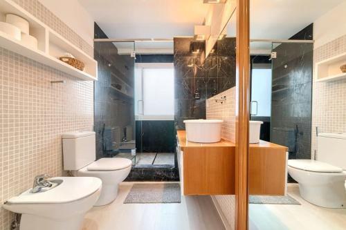uma casa de banho com 2 WC e um chuveiro em Derio Aeropuerto em Derio