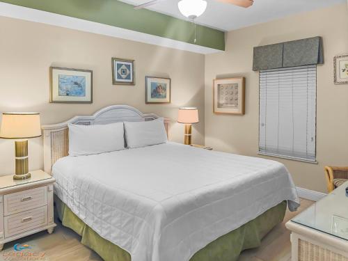- une chambre avec un lit, deux lampes et une fenêtre dans l'établissement SMP 205 - 3 BR Bchfront Condo- Free Beach Service!, à Fort Walton Beach