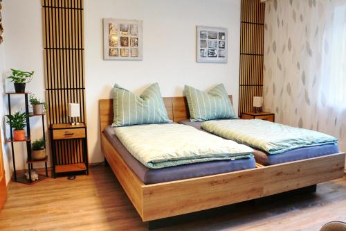 Dos camas con almohadas en una habitación. en Apartment Andreas Bichler, en Weistrach