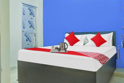 een slaapkamer met een groot bed met rode kussens bij Flagship Hotel Tulsi Inn in Dānāpur